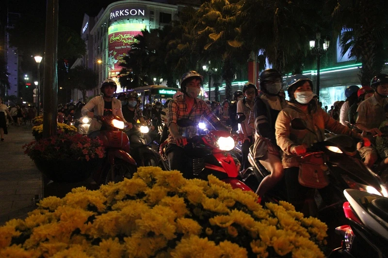 Người dân TP.HCM xuống đường tận hưởng thời khắc giao thừa ảnh 16 Người dân TP.HCM xuống đường tận hưởng thời khắc giao thừa ảnh 16